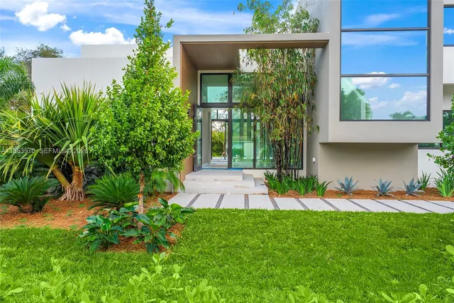 $5,500,000 | 7400 Southwest 127th Street, Pinecrest, FL 33156