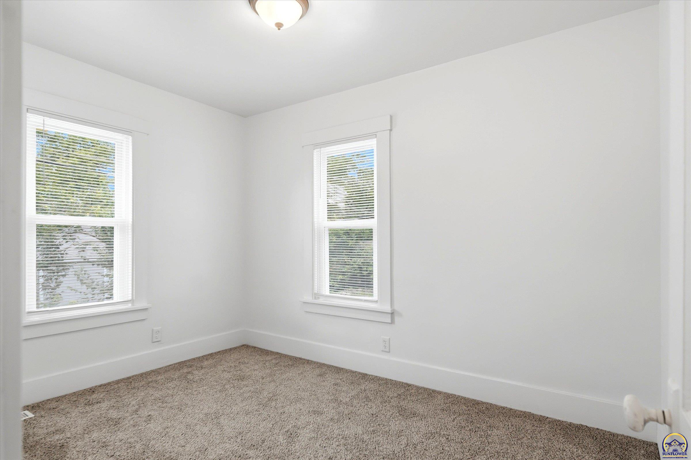 1113 Southwest Hampton Street Topeka, KS 66604 - Photo 20 of 35