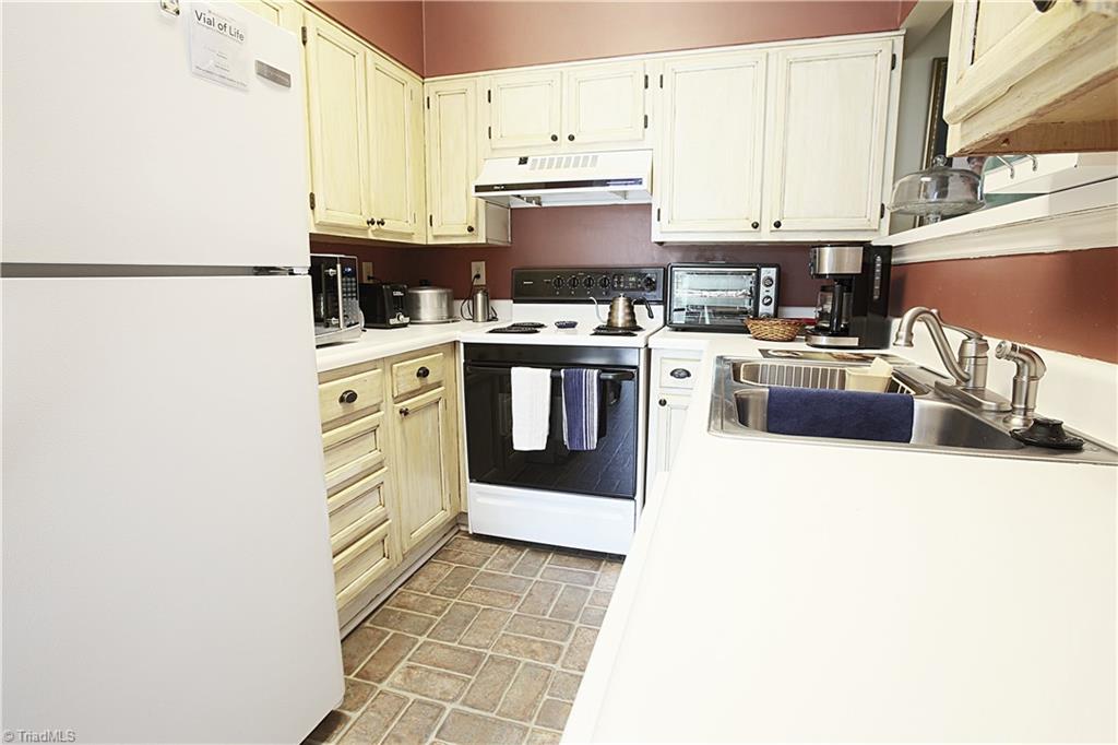 3207 Pipers Way High Point, NC 27265 - Photo 6 of 13