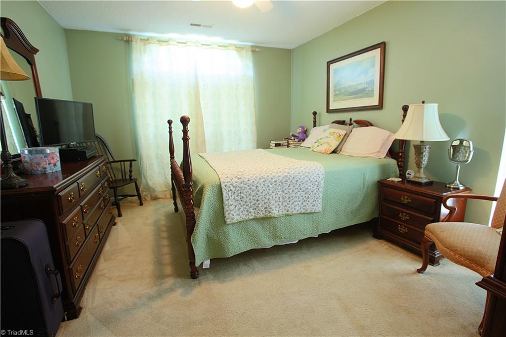 3207 Pipers Way High Point, NC 27265 - Photo 7 of 13