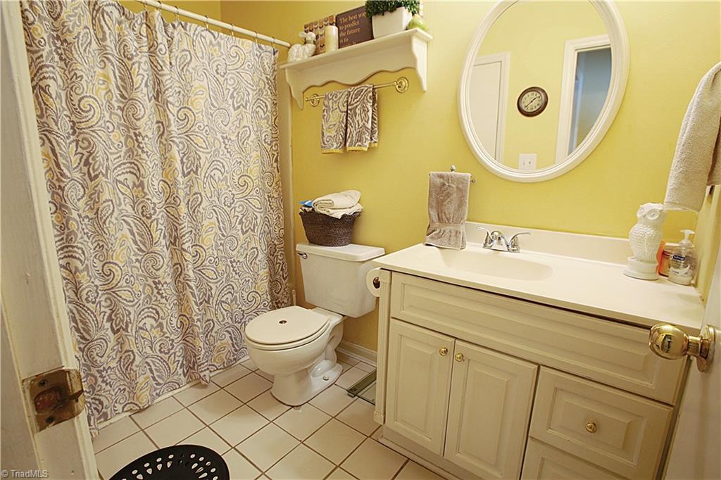3207 Pipers Way High Point, NC 27265 - Photo 8 of 13