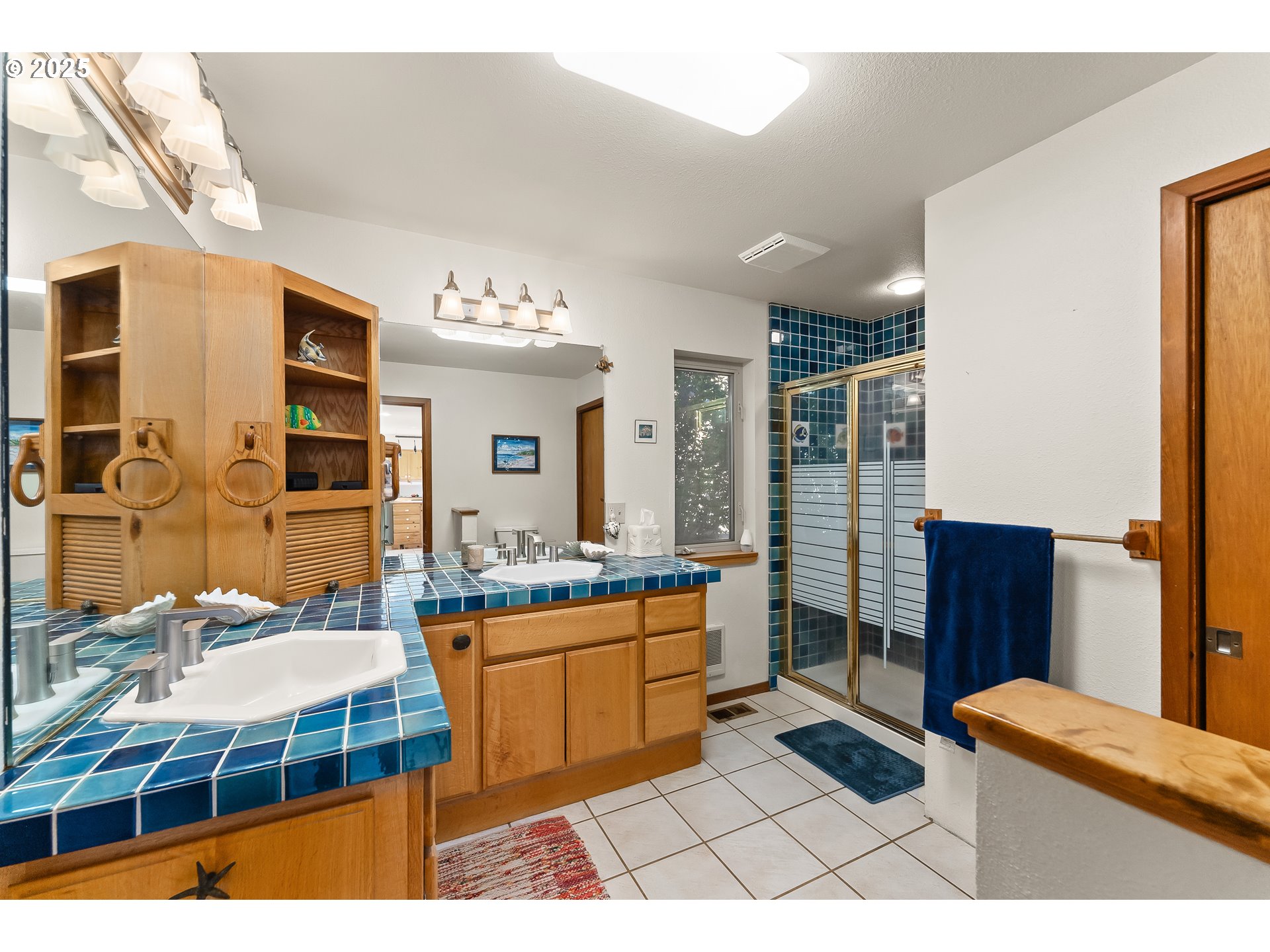 325 Beals Creek Road Canyonville, OR 97417 - Photo 15 of 47 a bathroom with a sink a mirror and a bathtub