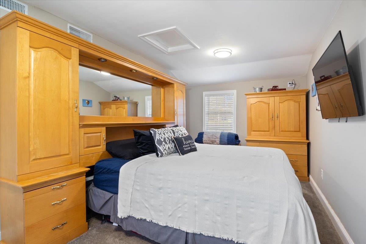 614 Collettes Grove Road Derry, NH 03038 - Photo 7 of 32