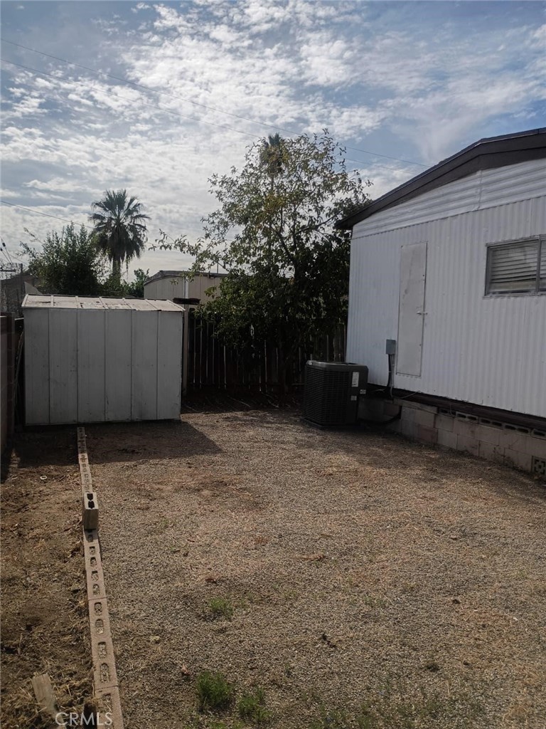 2250 West Mill Street, Unit 68 Colton, CA 92324 - Photo 7 of 12 a backyard of a house