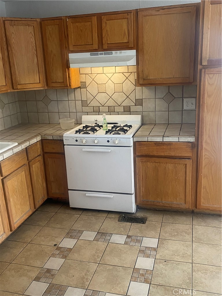 2250 West Mill Street, Unit 68 Colton, CA 92324 - Photo 8 of 12 a stove top oven sitting inside of a kitchen
