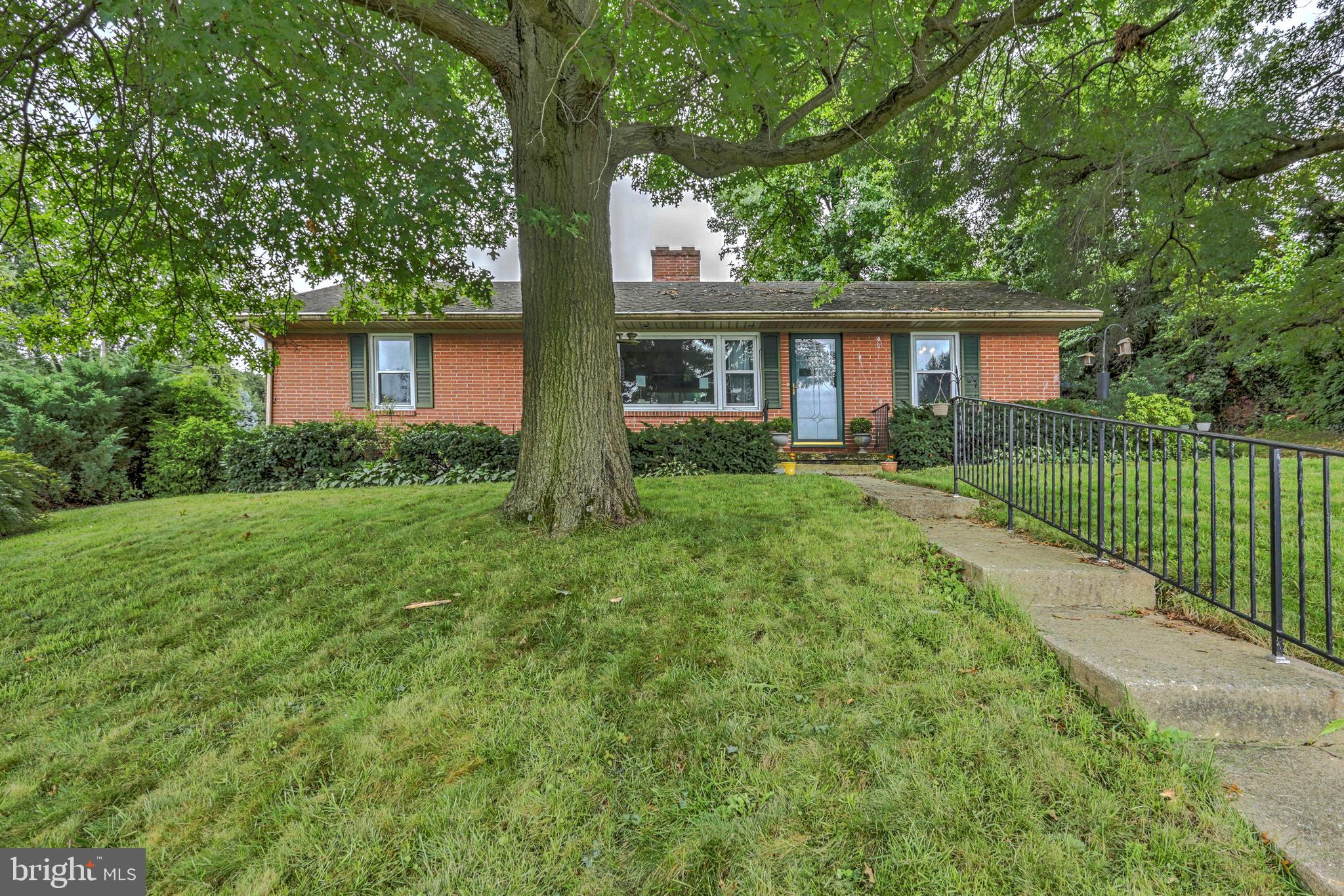 1194 Irving Road York, PA 17403 - Photo 1 of 25 Gallery Image 1