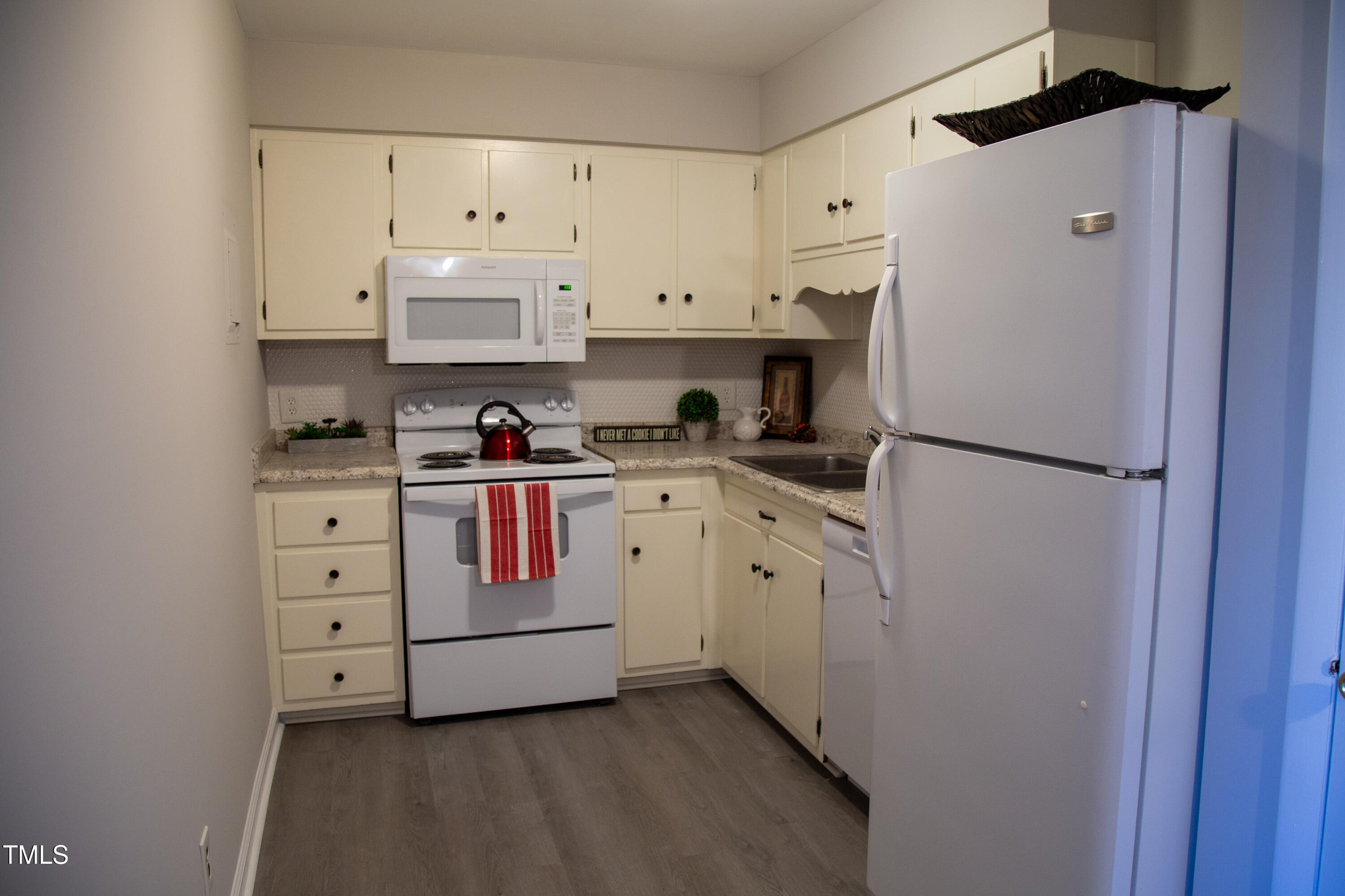 1004 Sandlin Place, Unit H Raleigh, NC 27606 - Photo 8 of 12 IMG_7032
