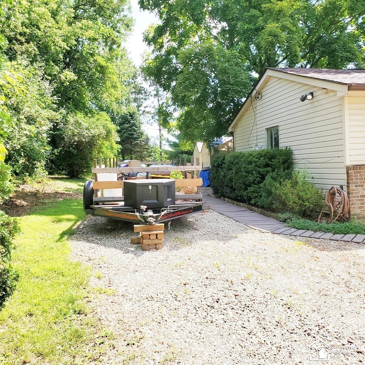 51785 11 Mile Road South Lyon, MI 48178 - Photo 4 of 34 50087444-3.JPG