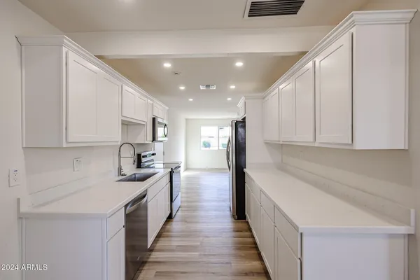 $2,550 | 4352 East Grovers Avenue, Phoenix, AZ 85032