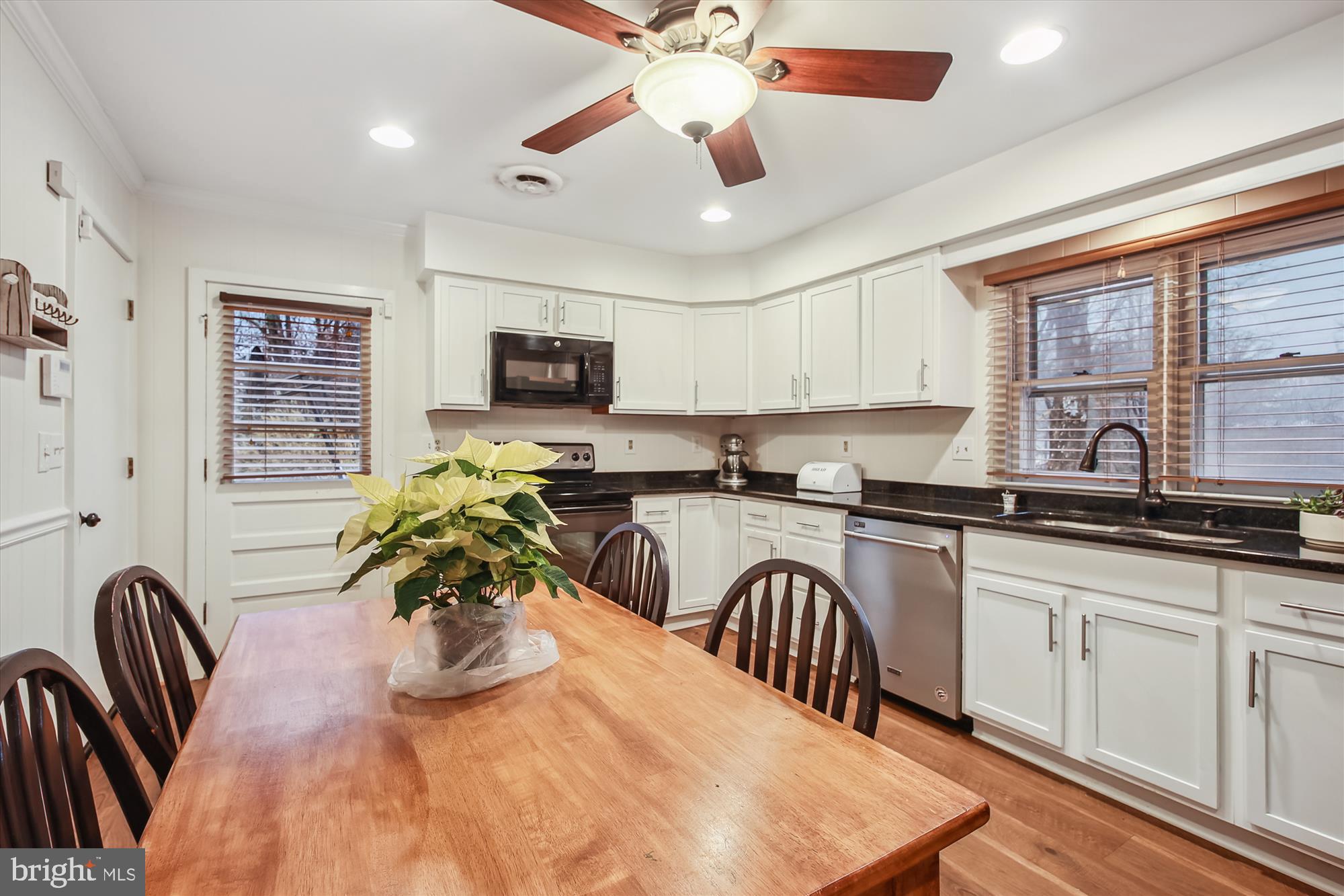 712 Appomattox Road West Davidsonville, MD 21035 - Photo 11 of 43 Country kitchen!