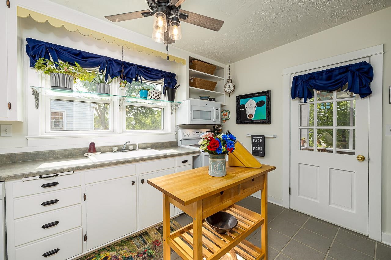 2 Terrace Lane Luray, VA 22835 - Photo 4 of 37 a very nice looking room with a big window
