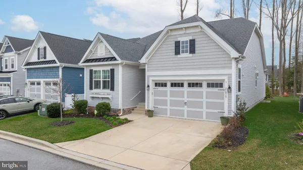 a view of house with a yard