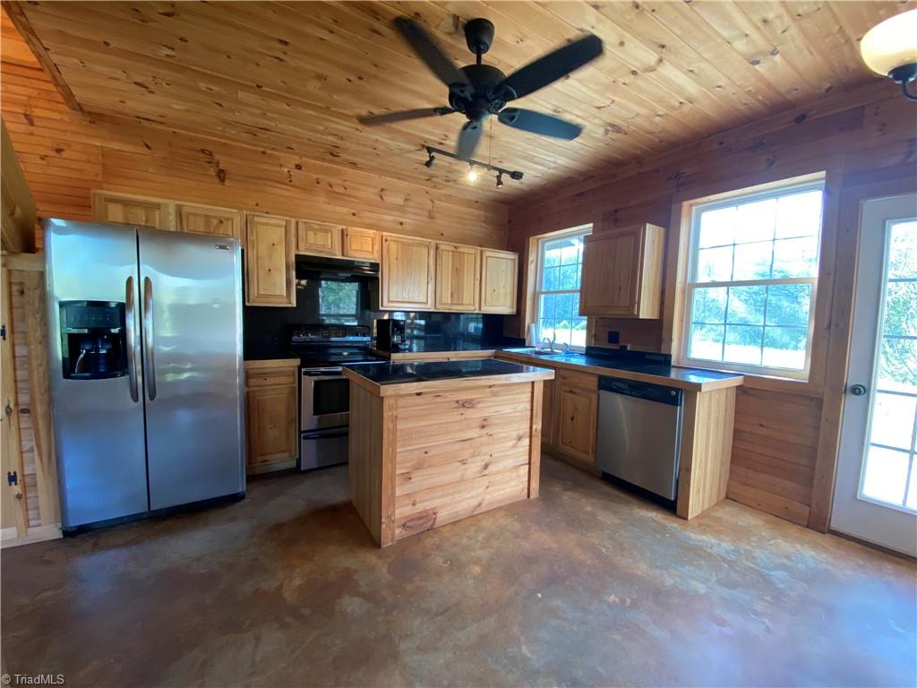 445 Rab Road Purlear, NC 28665 - Photo 8 of 40