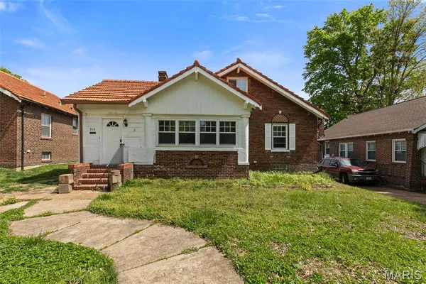$130,000 | 910 Country Club Drive, Pasadena Park, MO 63121