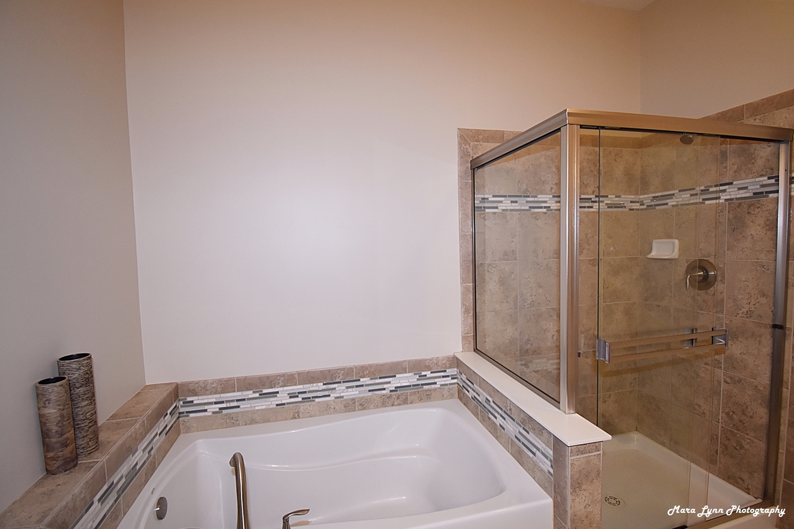 2872 Church Road Aurora, IL 60502 - Photo 30 of 38 a bathroom with a bathtub and shower