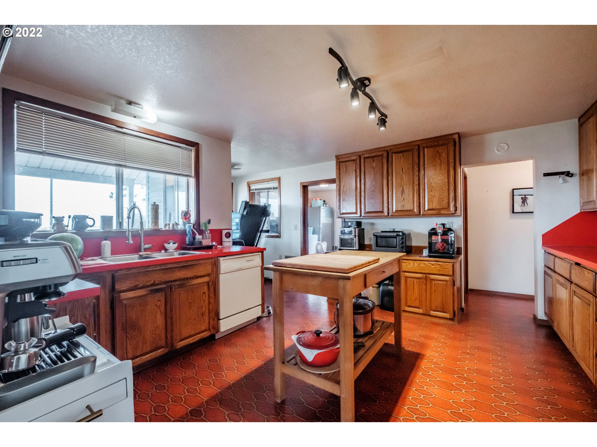 22141 Powerline Road Harrisburg, OR 97446 - Photo 11 of 27 Kitchen