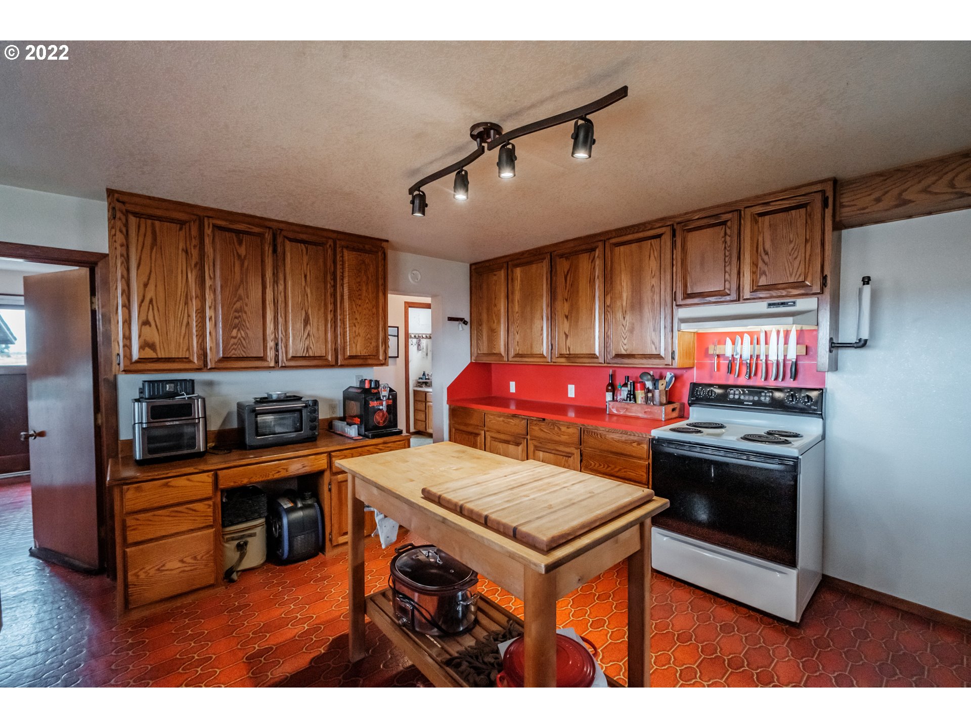 22141 Powerline Road Harrisburg, OR 97446 - Photo 12 of 27 Kitchen
