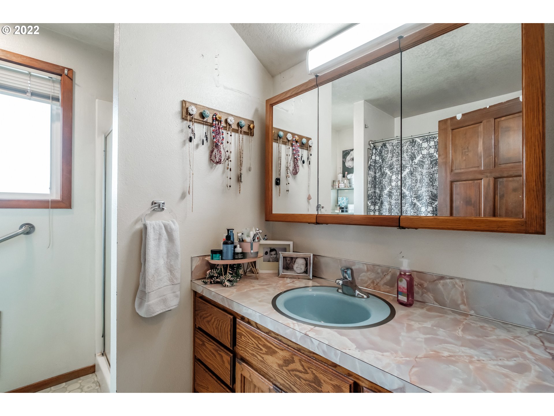 22141 Powerline Road Harrisburg, OR 97446 - Photo 14 of 27 Bathroom