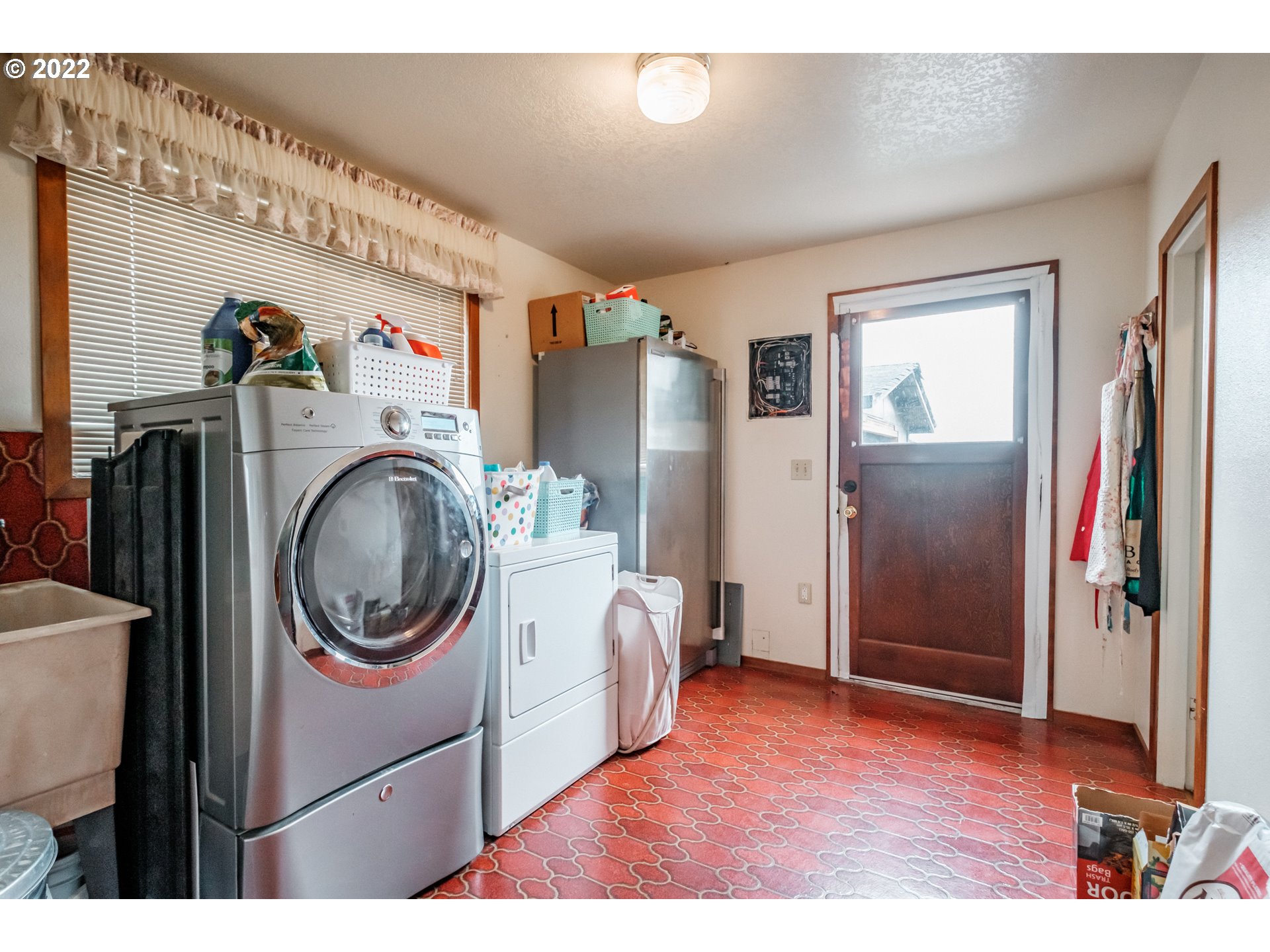 22141 Powerline Road Harrisburg, OR 97446 - Photo 16 of 27 Utility Room