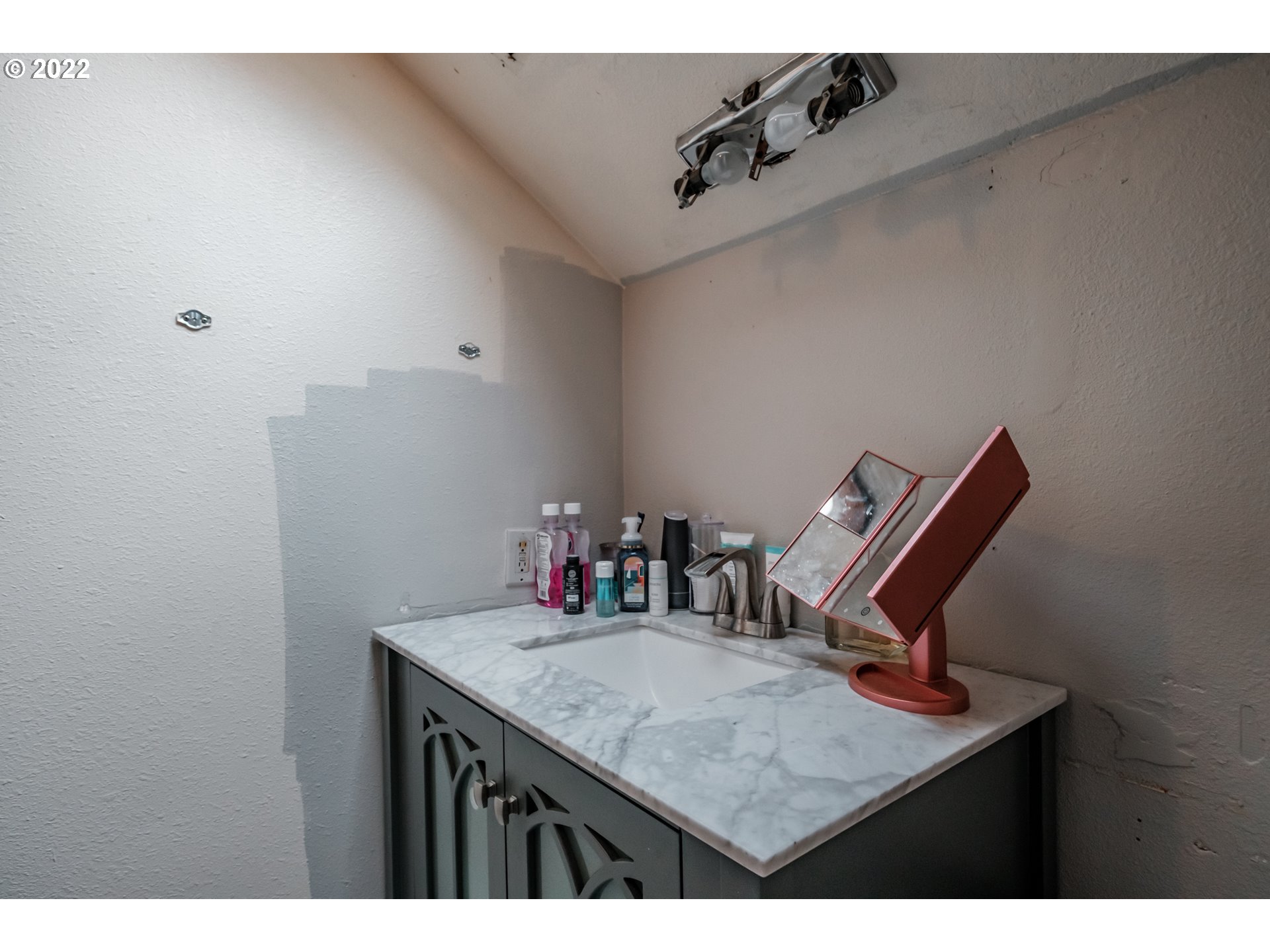 22141 Powerline Road Harrisburg, OR 97446 - Photo 21 of 27 Bathroom