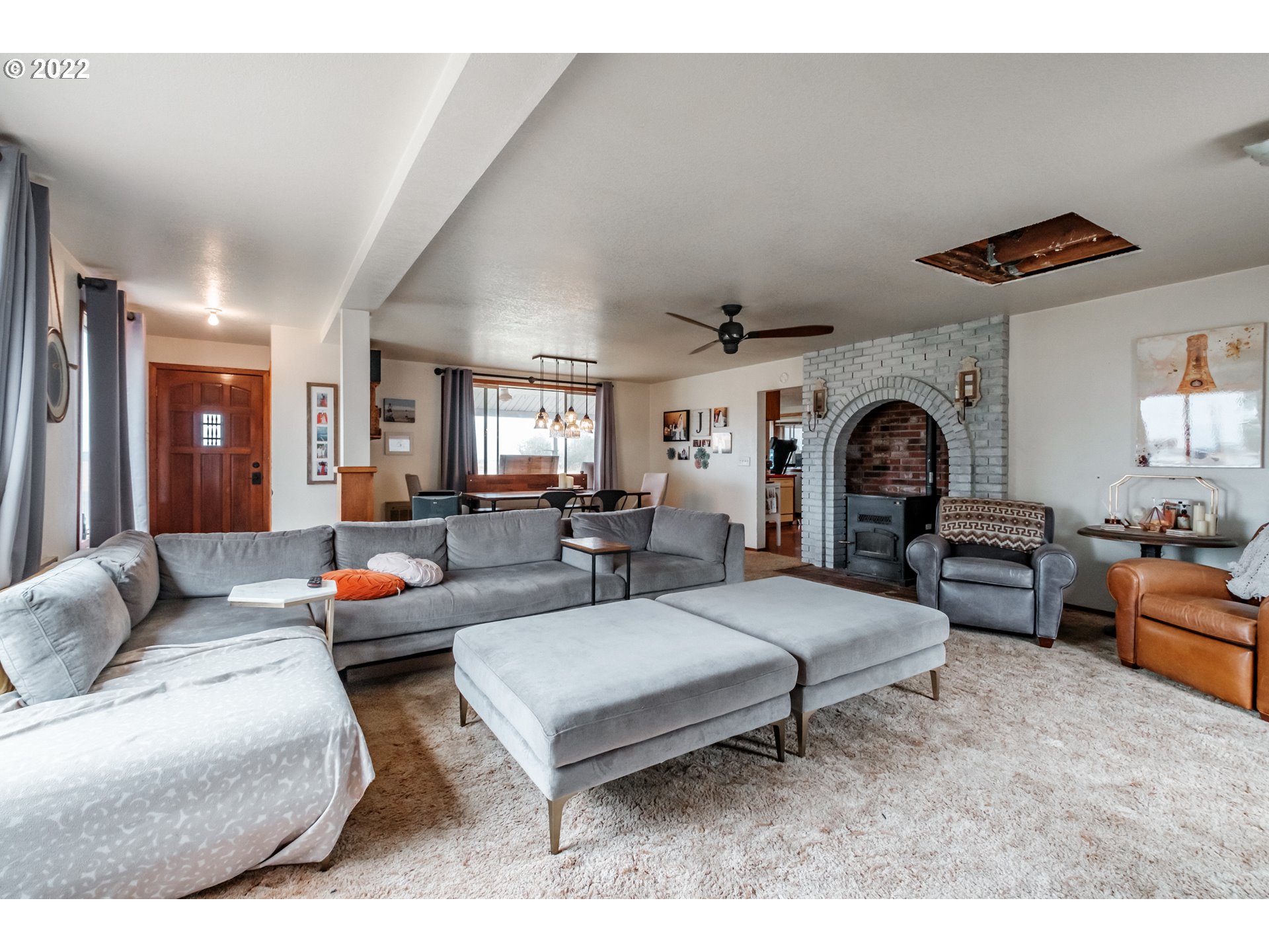 22141 Powerline Road Harrisburg, OR 97446 - Photo 7 of 27 Living Room