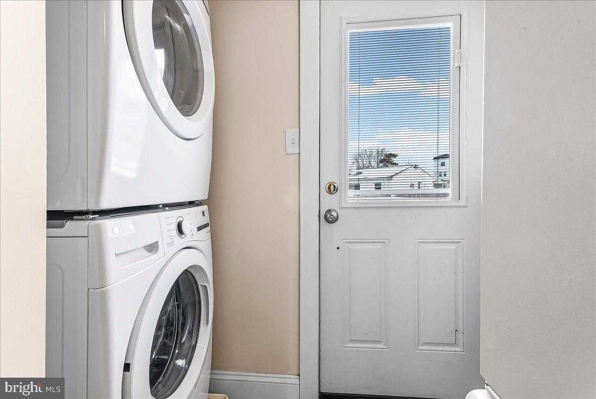 204 Rutledge Avenue Folsom, PA 19033 - Photo 16 of 37 a utility room with dryer and washer
