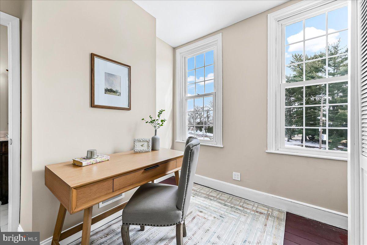 204 Rutledge Avenue Folsom, PA 19033 - Photo 21 of 37 a dining room with a table and chairs