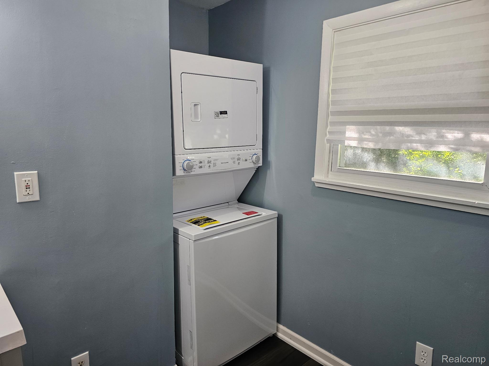 1260 Gilbert Street Flint, MI 48532 - Photo 25 of 32 Laundry room