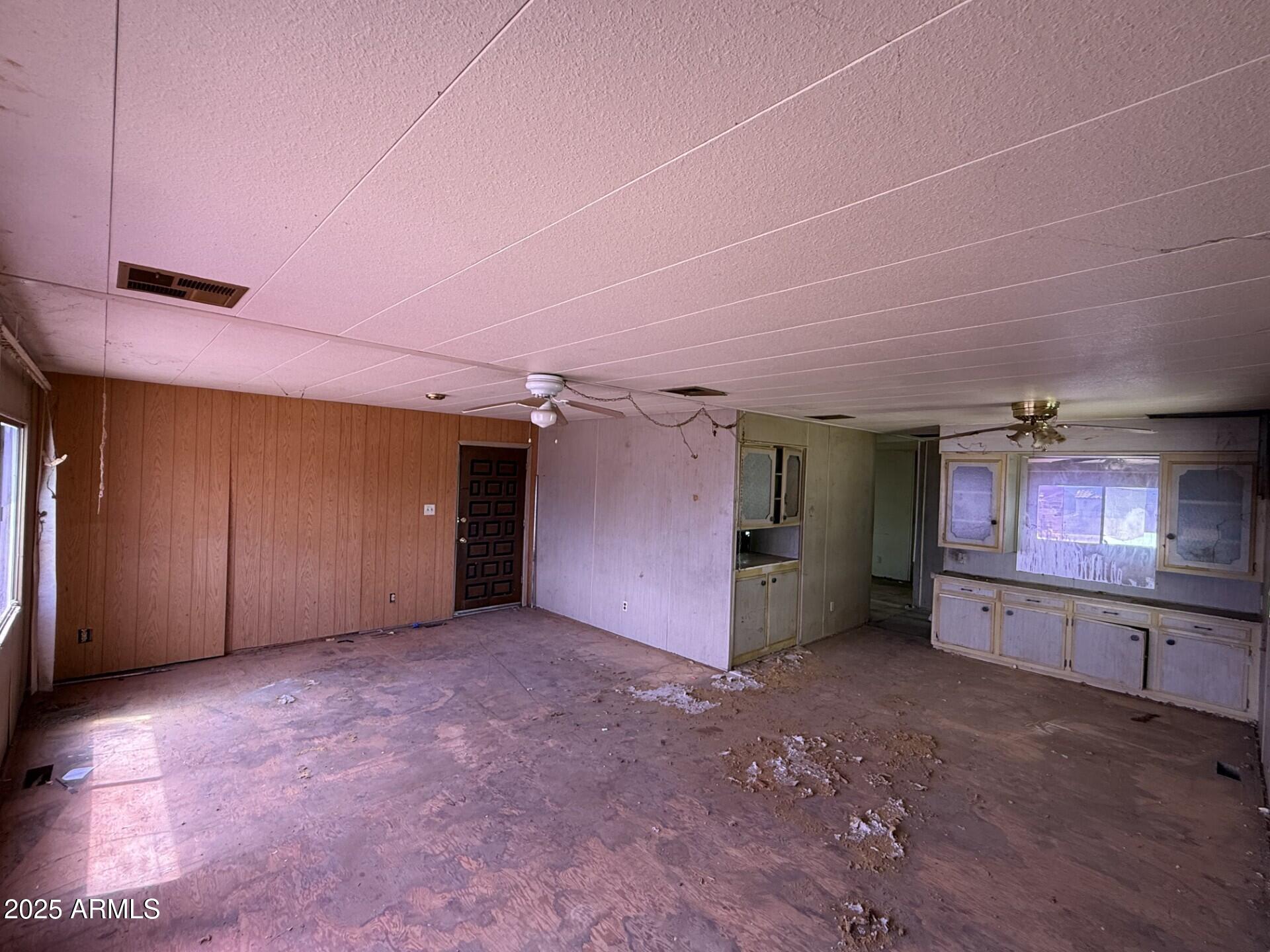 7122 North 68th Drive Glendale, AZ 85303 - Photo 4 of 6 an empty room with windows