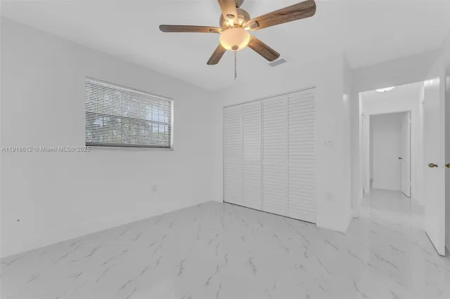 en empty room with ceiling fan