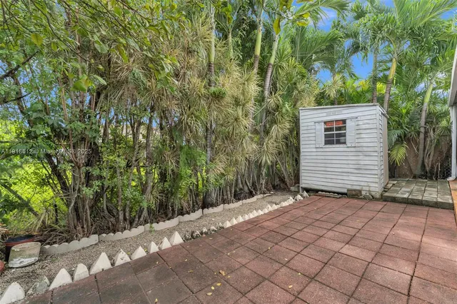 a view of a backyard