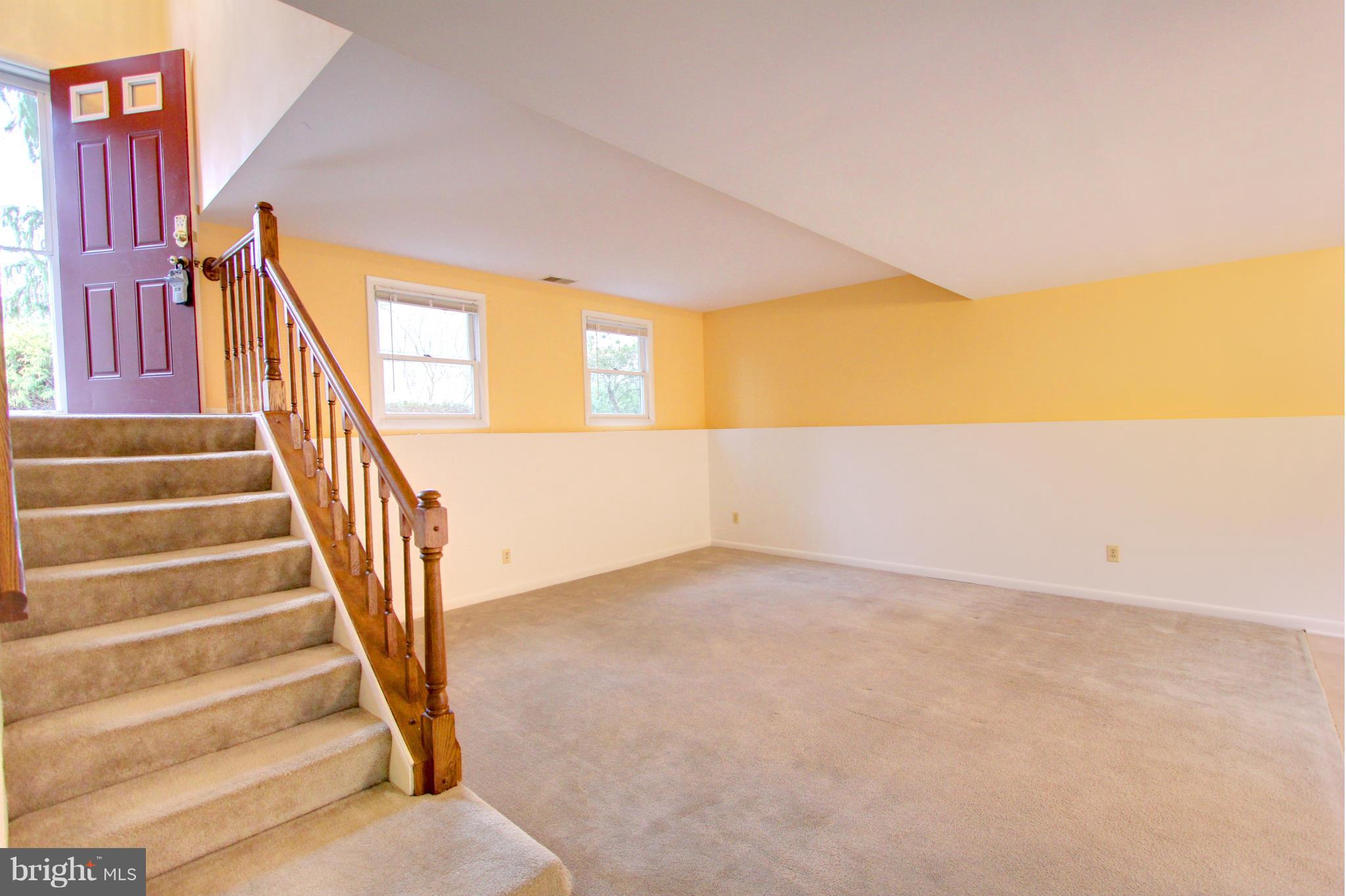 9411 North Laurel Road Laurel, MD 20723 - Photo 5 of 30 Living Room