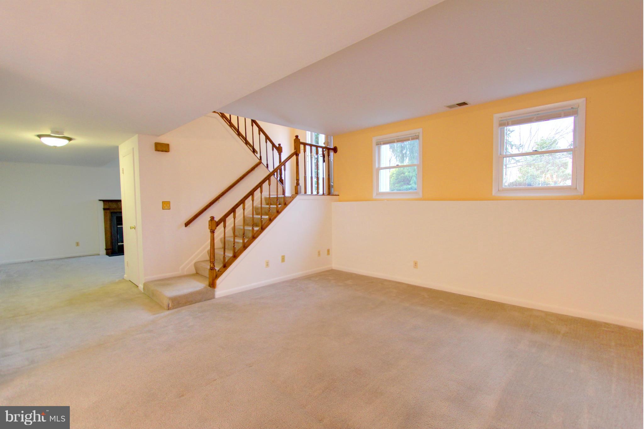 9411 North Laurel Road Laurel, MD 20723 - Photo 8 of 30 Living Room