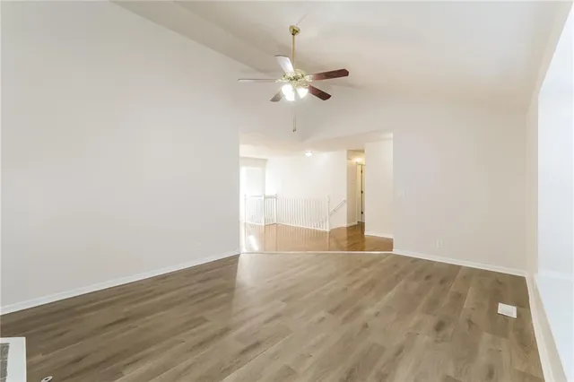 $2,095 | 403 East 9th Street, Kearney, MO 64060