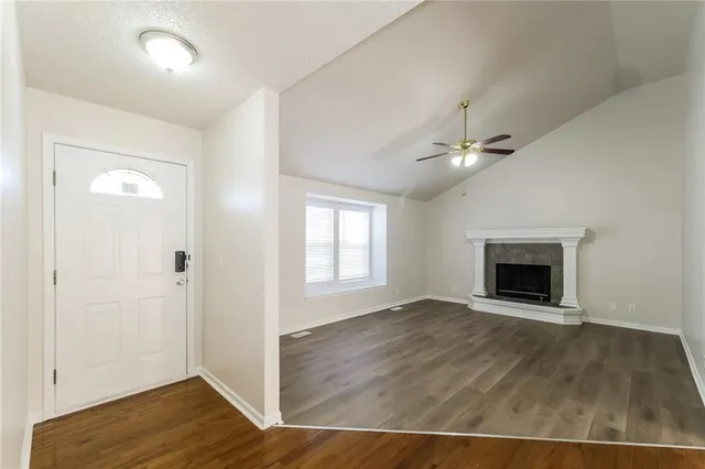 $2,095 | 403 East 9th Street, Kearney, MO 64060