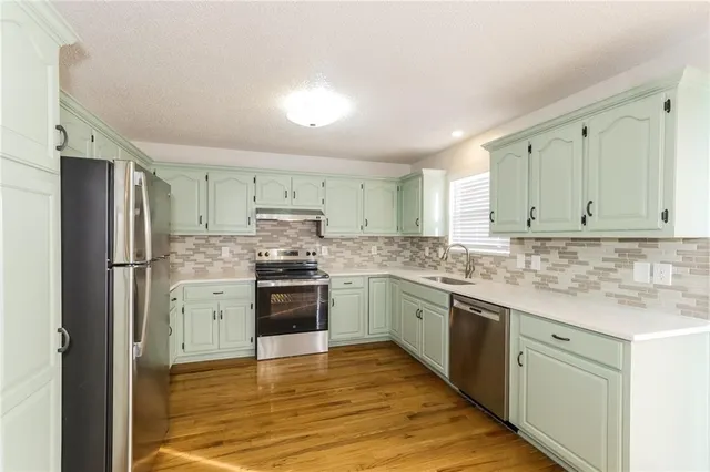 $2,095 | 403 East 9th Street, Kearney, MO 64060