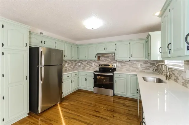 $2,095 | 403 East 9th Street, Kearney, MO 64060