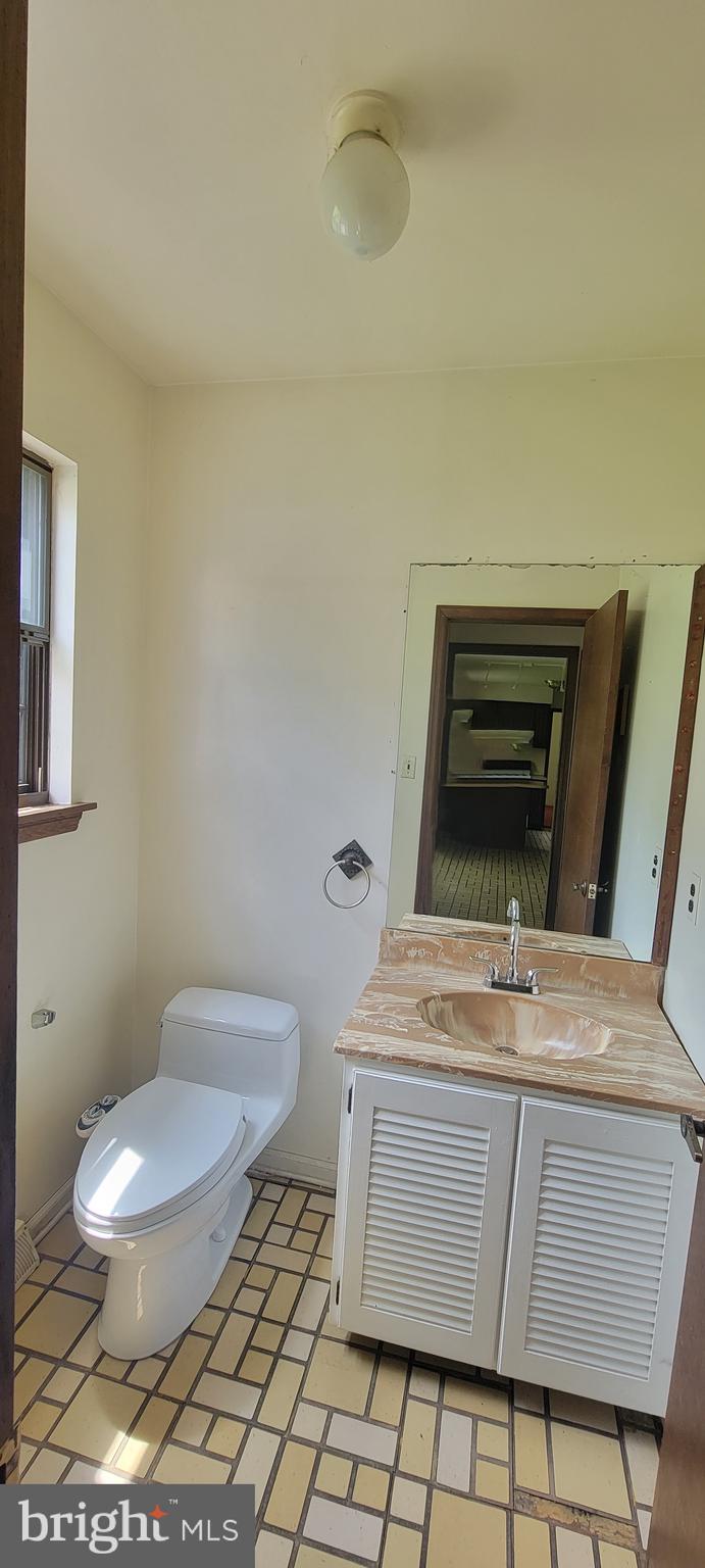 48 Quartz Mill Road Newark, DE 19711 - Photo 13 of 21 Main floor half bath