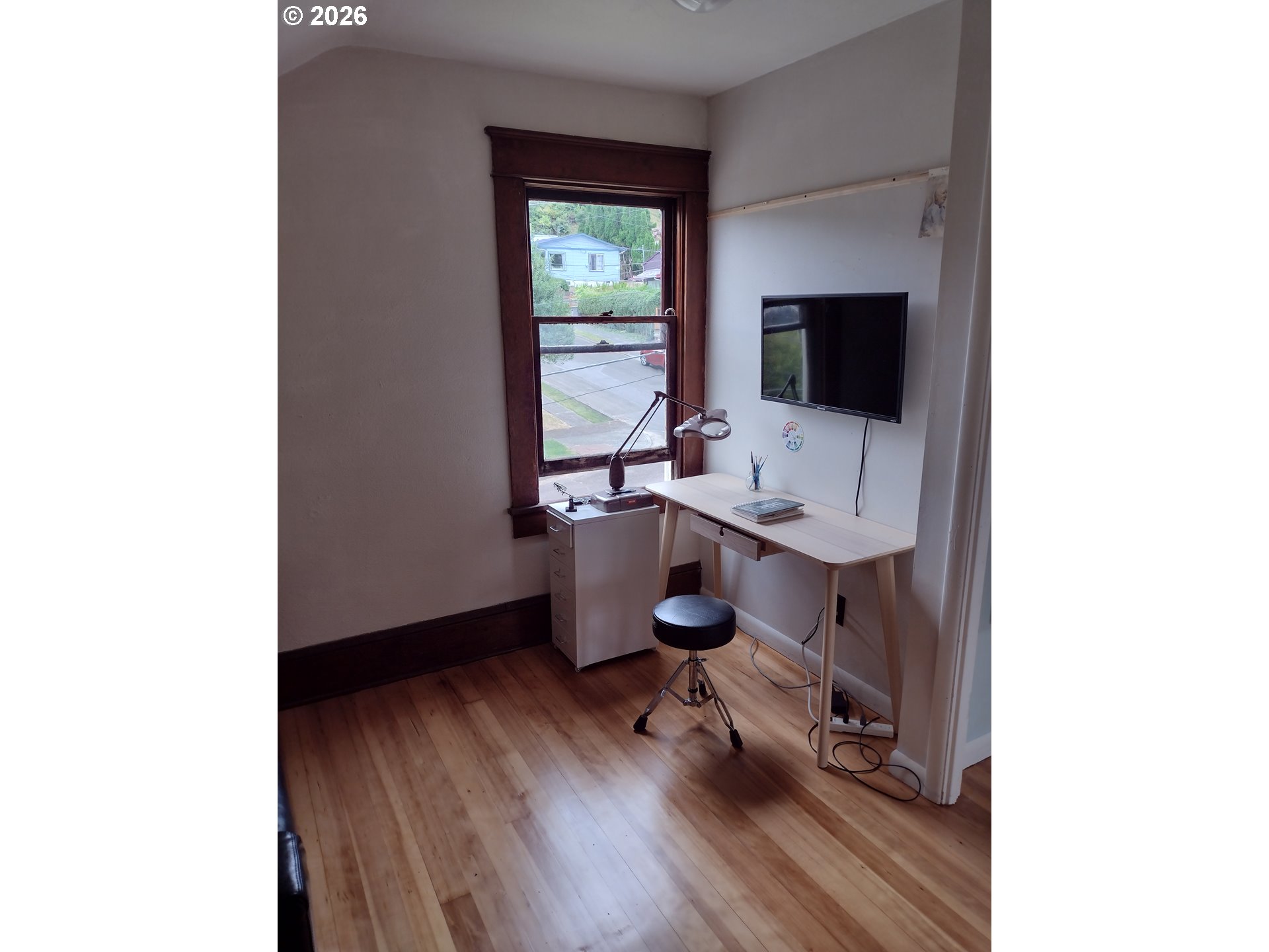 612 Harrison Avenue Astoria, OR 97103 - Photo 14 of 17 a room with a chair and a flat screen tv