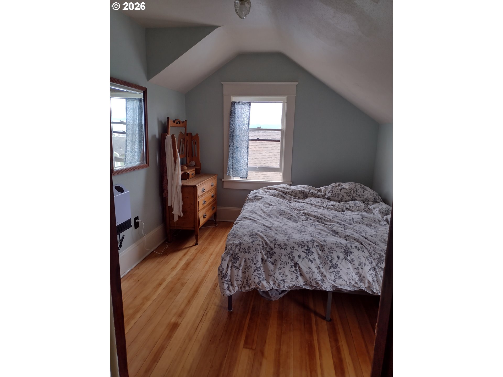612 Harrison Avenue Astoria, OR 97103 - Photo 8 of 17 a bedroom with a bed and a window
