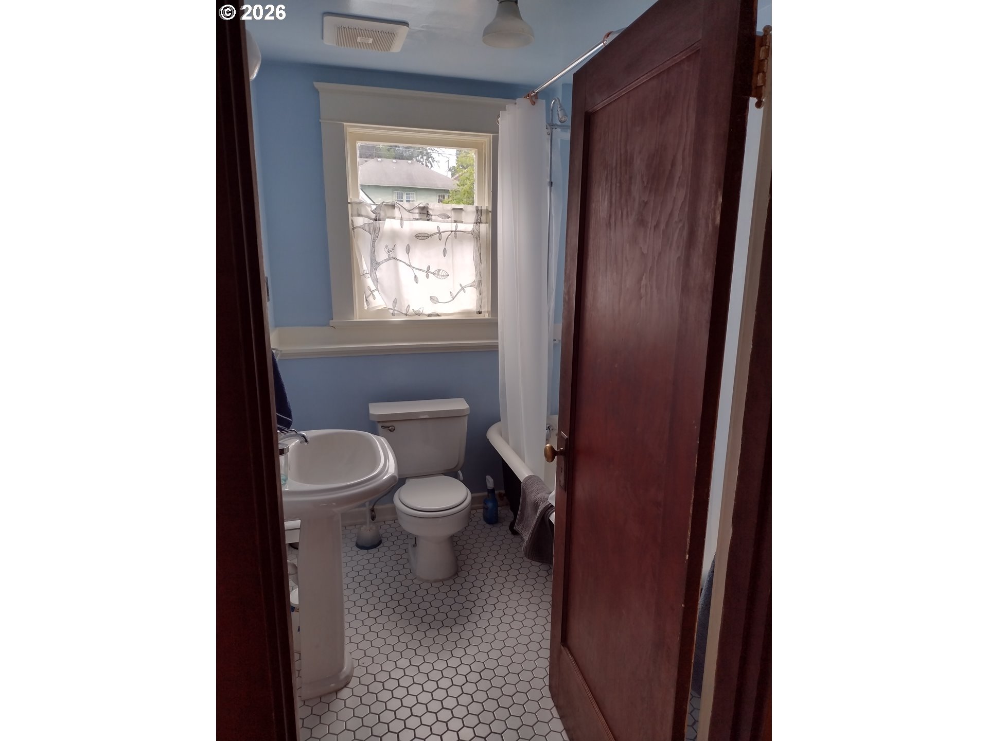612 Harrison Avenue Astoria, OR 97103 - Photo 10 of 17 a bathroom with a toilet a sink and a window