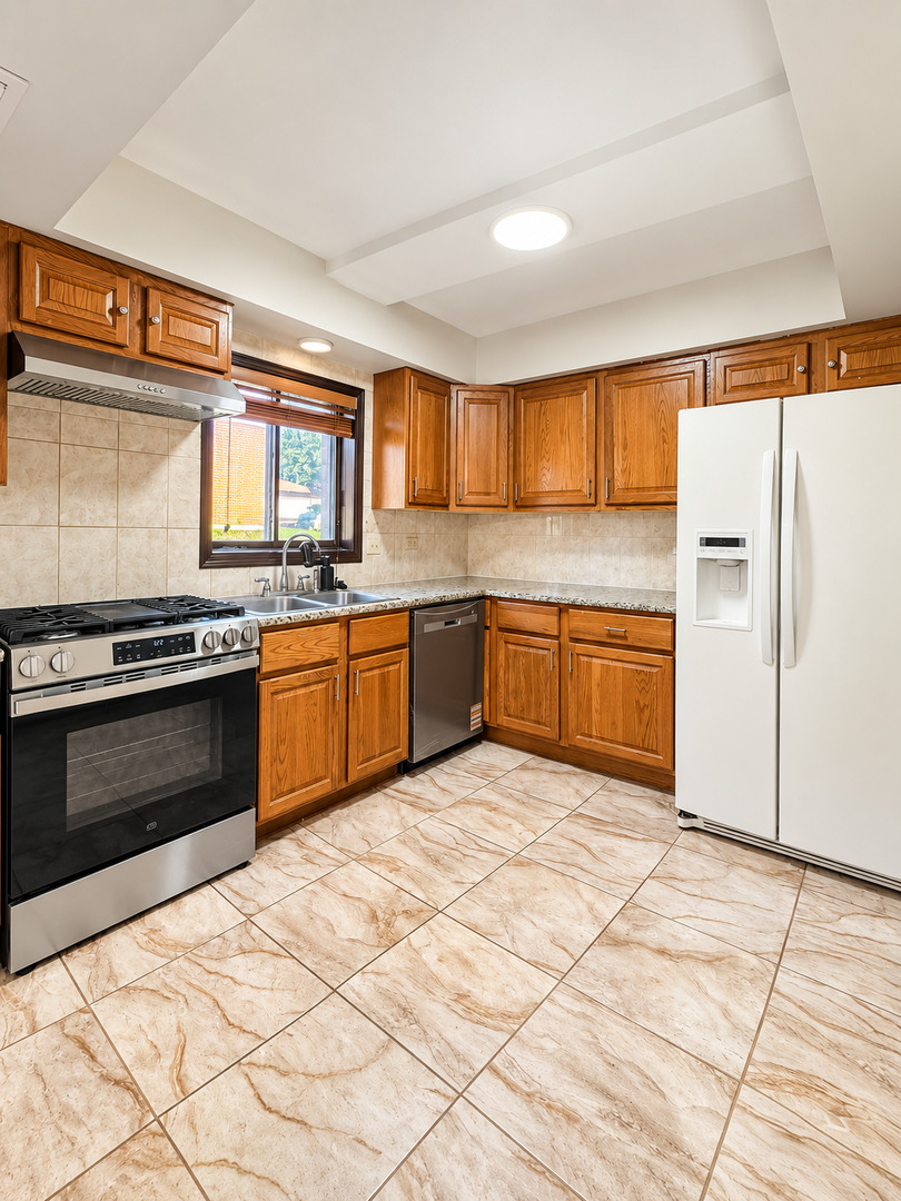 1239 Chalet Road, Unit 101 Naperville, IL 60563 - Photo 8 of 21 Gallery Image 8