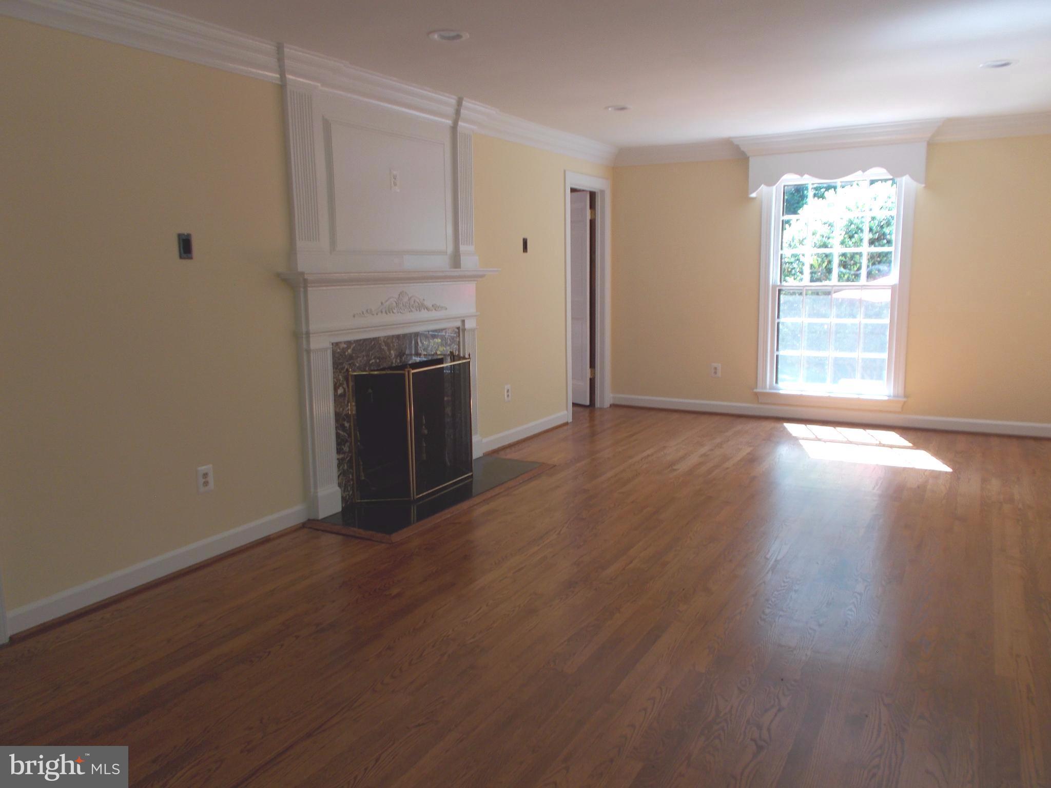 8034 Stillbrooke Road Manassas, VA 20112 - Photo 13 of 25 Living Room
