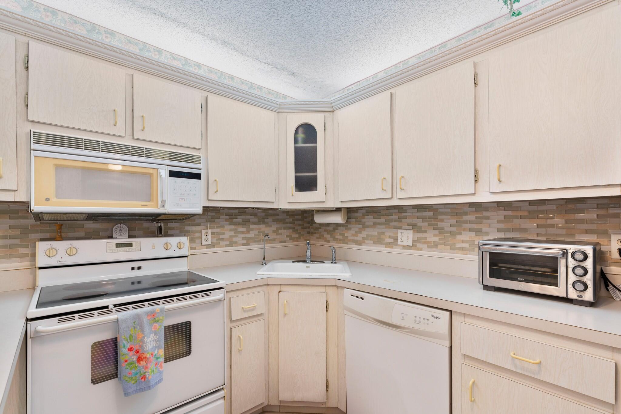336 Pine Ridge Circle, Unit B1 Greenacres, FL 33463 - Photo 11 of 30 DSC07933.jpg-FULL