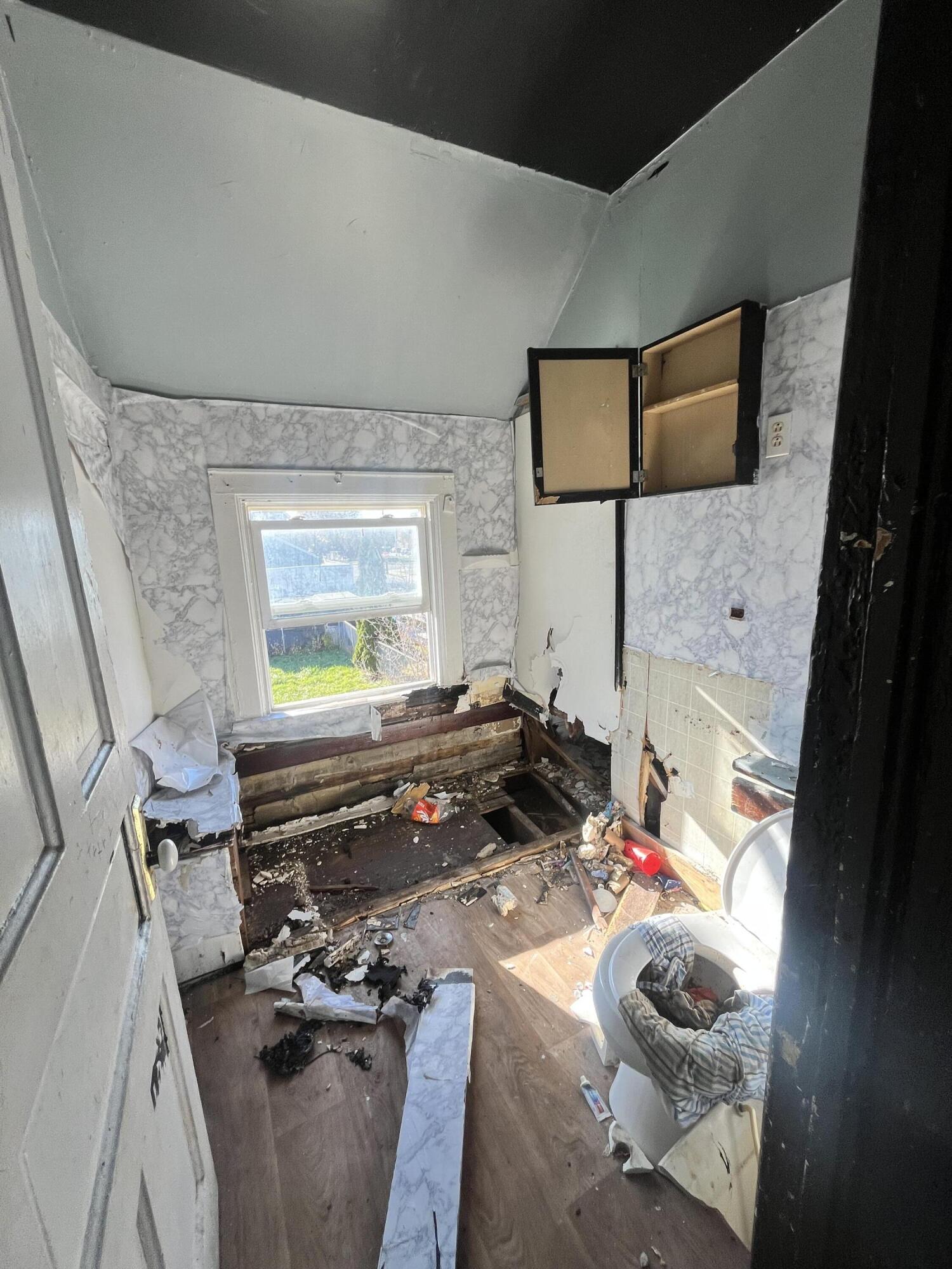 2832 North 14th Street Milwaukee, WI 53206 - Photo 8 of 12 photo nov 17 2023, 10 18 34 am