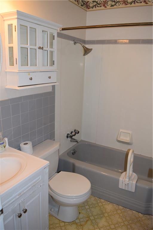 48 Old York Road Washington, PA 15301 - Photo 10 of 23 The full bath off of the master bedroom is a nice feature.
