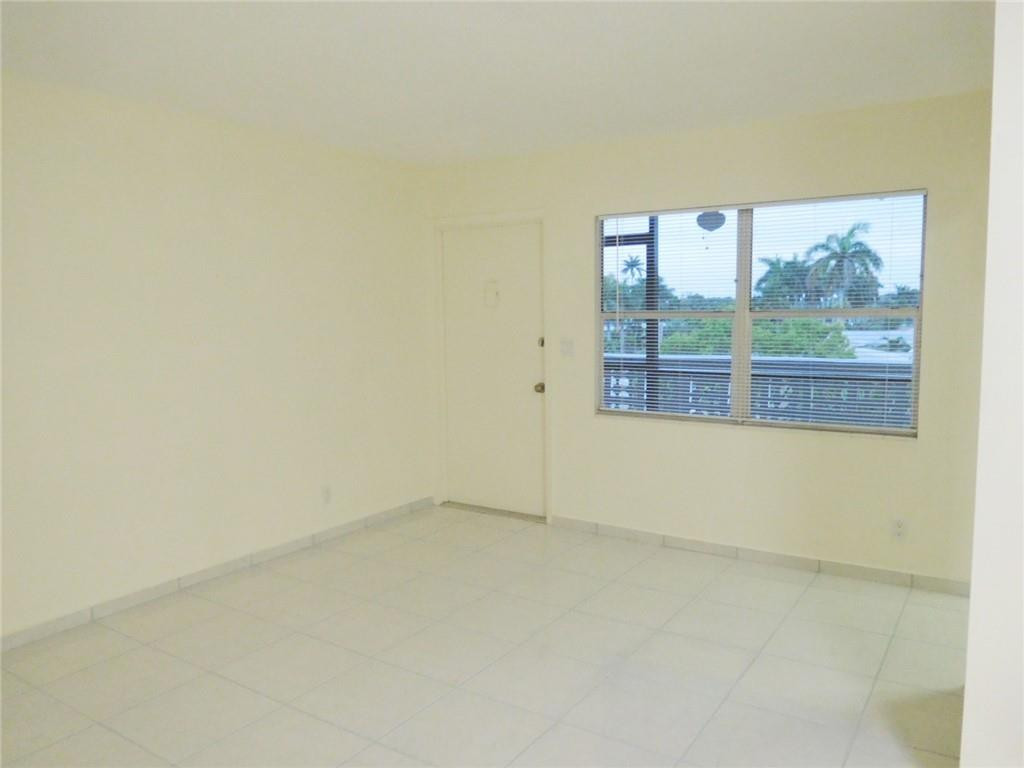 1425 Arthur Street, Unit 414B Hollywood, FL 33020 - Photo 16 of 50 Living room