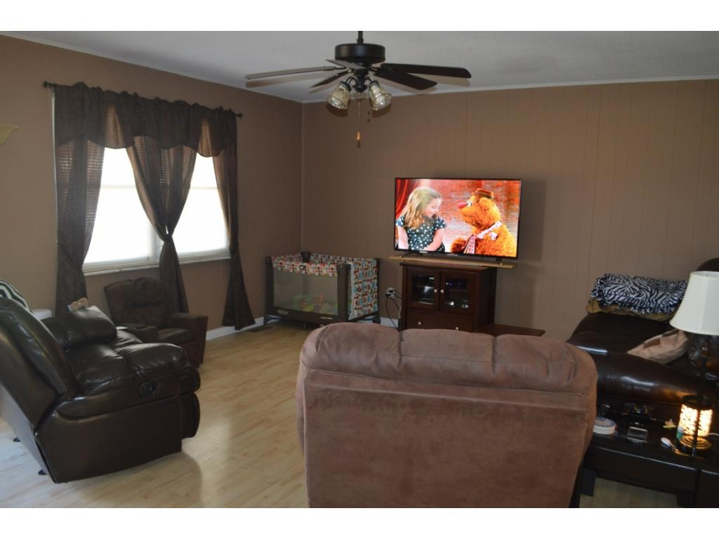 804 Wykle Road Greeneville, TN 37743 - Photo 3 of 11 Spacious living room