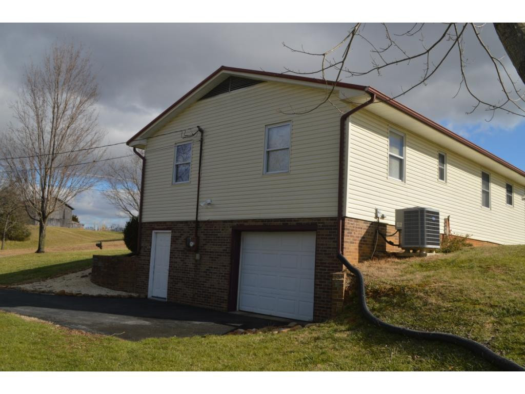 804 Wykle Road Greeneville, TN 37743 - Photo 10 of 11 Drive in basement