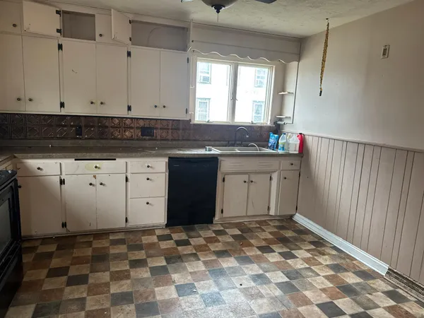 $147,500 | 704 Carver Street North, Winthrop, MN 55396